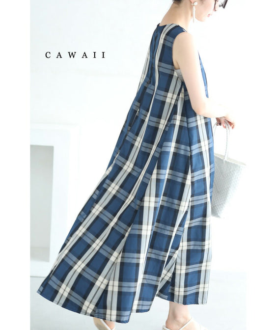 上品なネイビーチェックのAラインロングワンピース