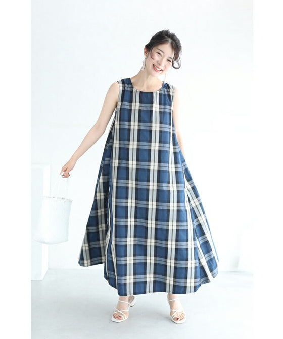 上品なネイビーチェックのAラインロングワンピース