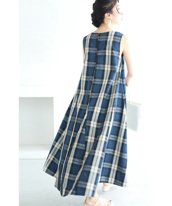 上品なネイビーチェックのAラインロングワンピース