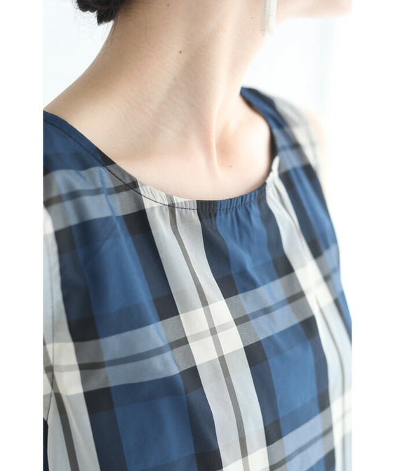 上品なネイビーチェックのAラインロングワンピース