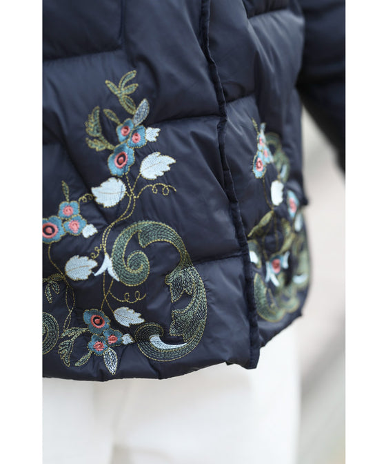 【セール商品返品交換不可】エレガントさを添える花刺繍の中綿ショートコートアウター