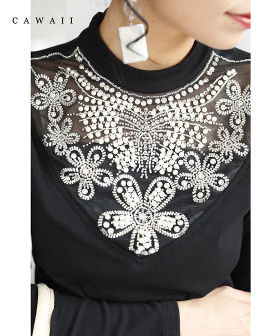 胸元華やかなビジュー装飾のカットソートップス