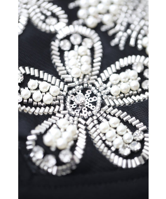 胸元華やかなビジュー装飾のカットソートップス