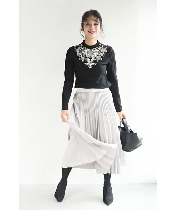 胸元華やかなビジュー装飾のカットソートップス