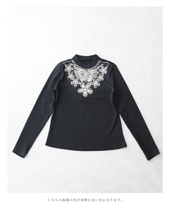 胸元華やかなビジュー装飾のカットソートップス