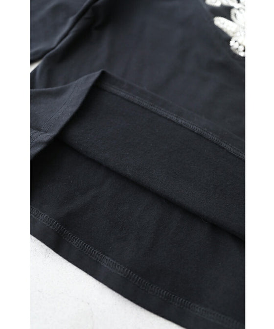 胸元華やかなビジュー装飾のカットソートップス