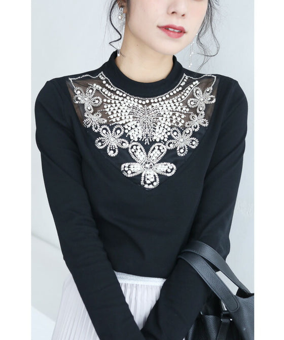 胸元華やかなビジュー装飾のカットソートップス