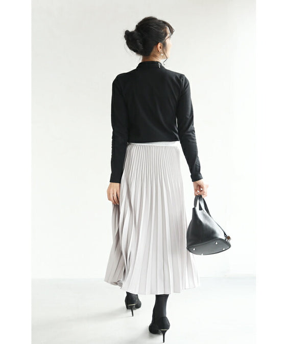 胸元華やかなビジュー装飾のカットソートップス