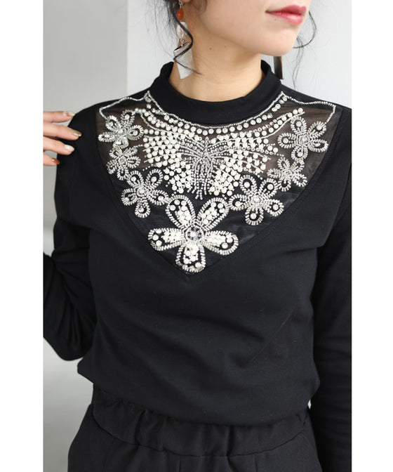 胸元華やかなビジュー装飾のカットソートップス