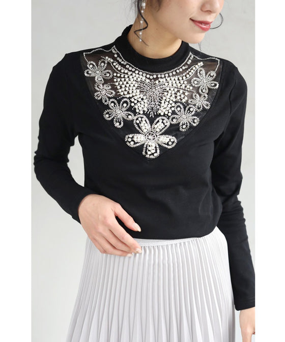 胸元華やかなビジュー装飾のカットソートップス