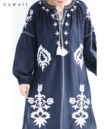  【セール商品返品交換不可】（M~2L対応）（リボンベルト付き）（濃紺）フリンジ揺れる華刺繍サイドスリットミディアムワンピース