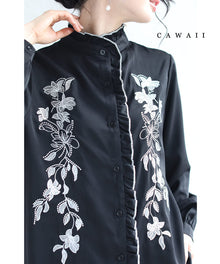  【セール商品返品交換不可】センターに流れるフリルの白花刺繍ブラウストップス