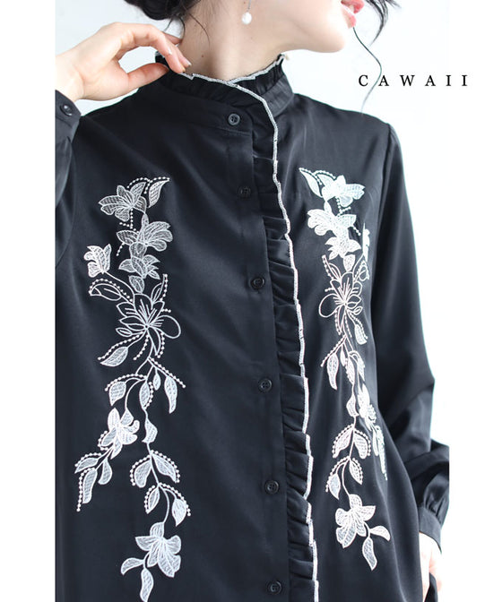 【セール商品返品交換不可】センターに流れるフリルの白花刺繍ブラウストップス