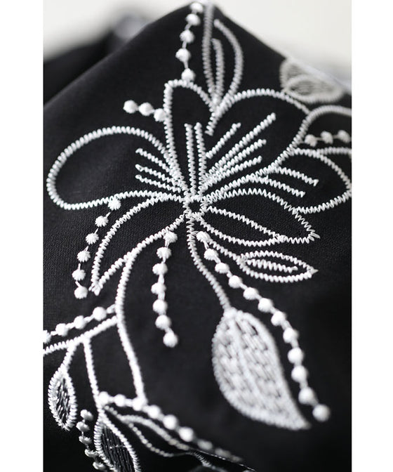 【セール商品返品交換不可】センターに流れるフリルの白花刺繍ブラウストップス