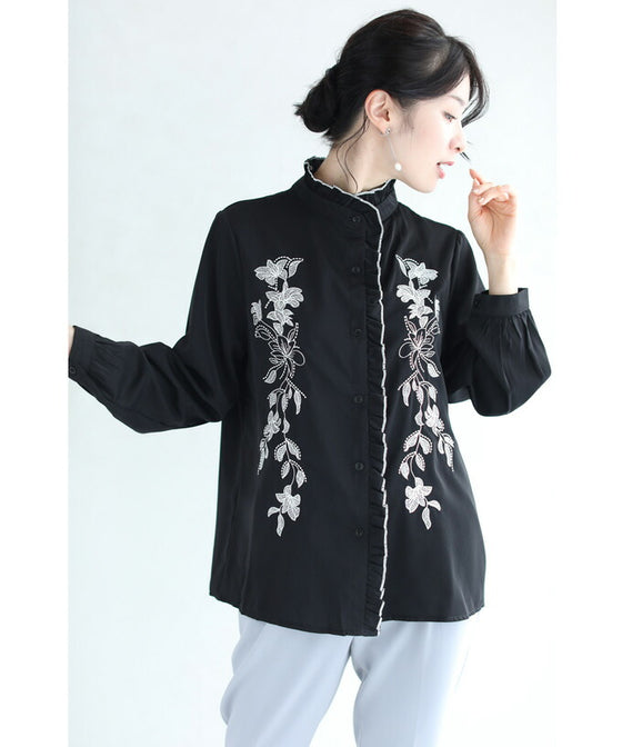 【セール商品返品交換不可】センターに流れるフリルの白花刺繍ブラウストップス