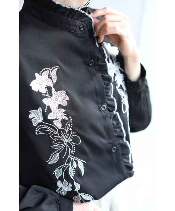 【セール商品返品交換不可】センターに流れるフリルの白花刺繍ブラウストップス