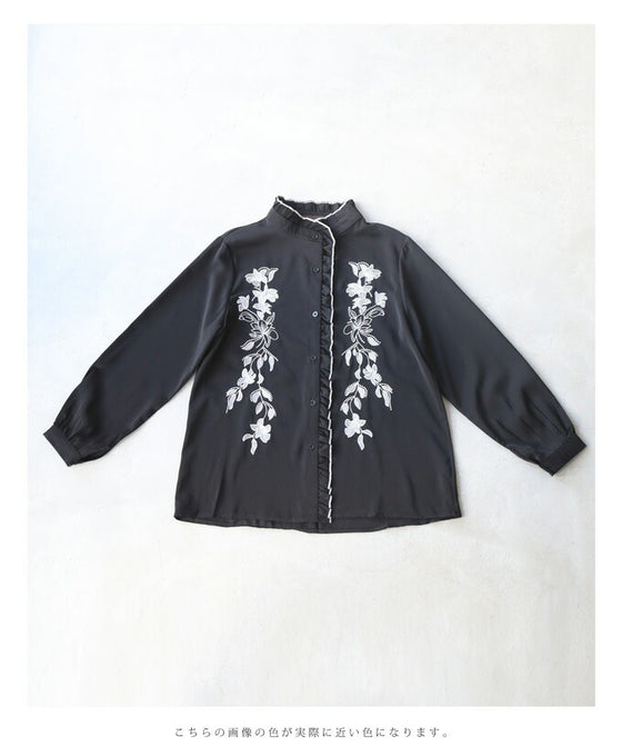 【セール商品返品交換不可】センターに流れるフリルの白花刺繍ブラウストップス