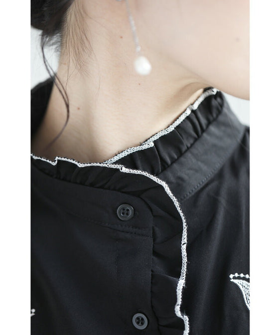 【セール商品返品交換不可】センターに流れるフリルの白花刺繍ブラウストップス