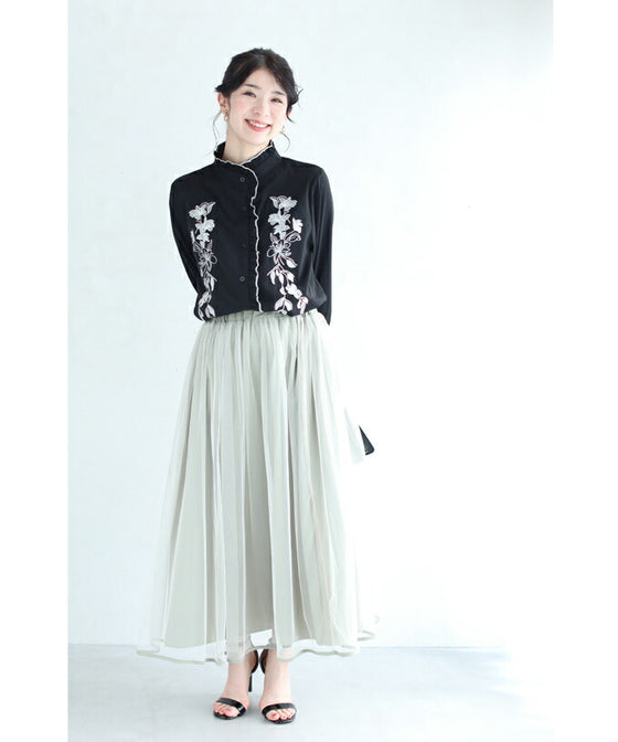 【セール商品返品交換不可】センターに流れるフリルの白花刺繍ブラウストップス