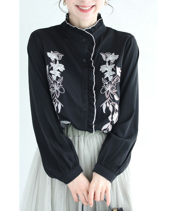【セール商品返品交換不可】センターに流れるフリルの白花刺繍ブラウストップス