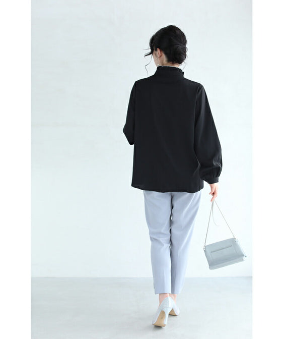 【セール商品返品交換不可】センターに流れるフリルの白花刺繍ブラウストップス