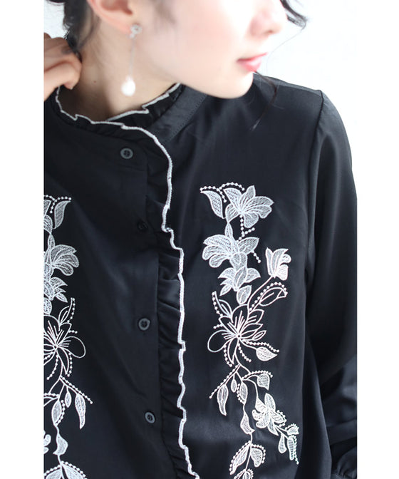 【セール商品返品交換不可】センターに流れるフリルの白花刺繍ブラウストップス