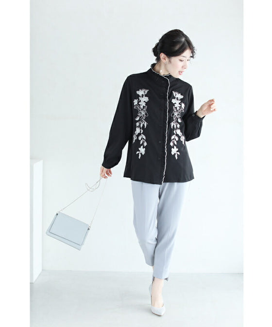 【セール商品返品交換不可】センターに流れるフリルの白花刺繍ブラウストップス