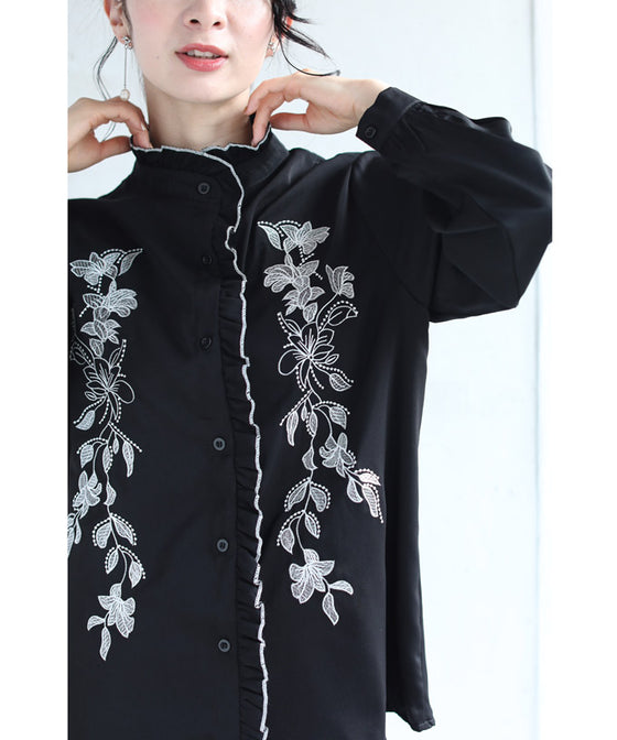 【セール商品返品交換不可】センターに流れるフリルの白花刺繍ブラウストップス