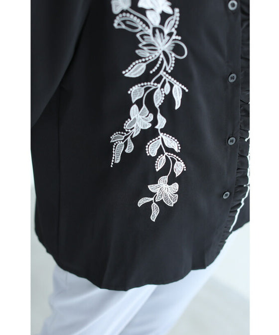 【セール商品返品交換不可】センターに流れるフリルの白花刺繍ブラウストップス