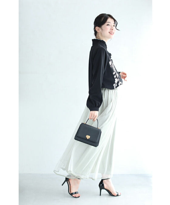 【セール商品返品交換不可】センターに流れるフリルの白花刺繍ブラウストップス