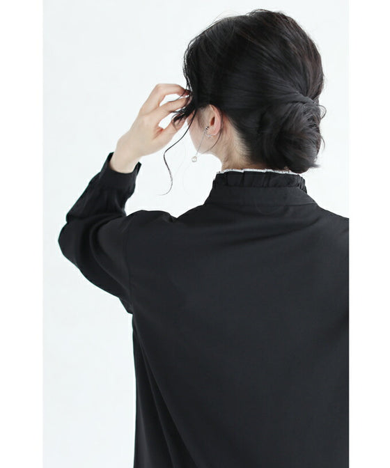 【セール商品返品交換不可】センターに流れるフリルの白花刺繍ブラウストップス