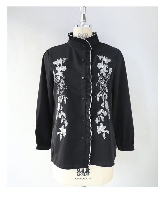 【セール商品返品交換不可】センターに流れるフリルの白花刺繍ブラウストップス