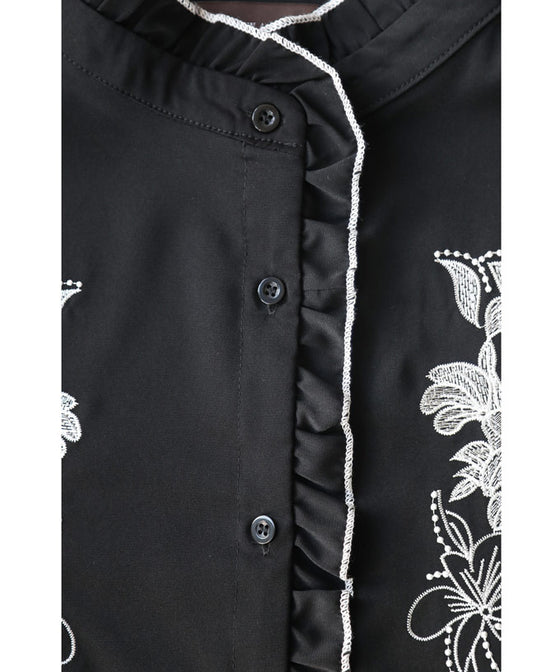 【セール商品返品交換不可】センターに流れるフリルの白花刺繍ブラウストップス