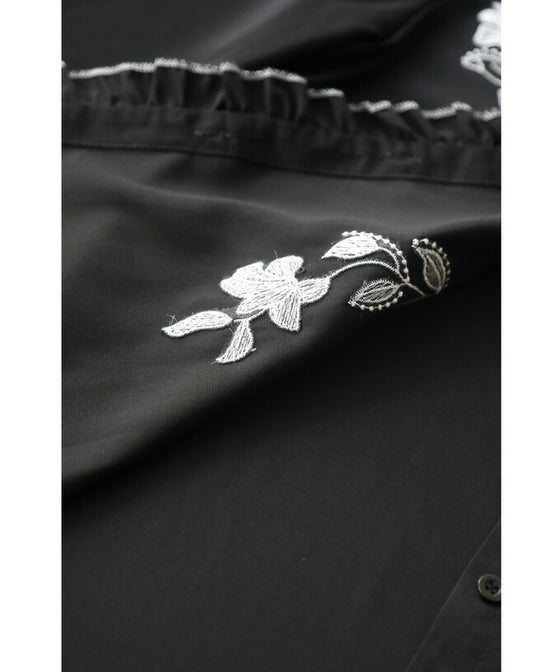 【セール商品返品交換不可】センターに流れるフリルの白花刺繍ブラウストップス