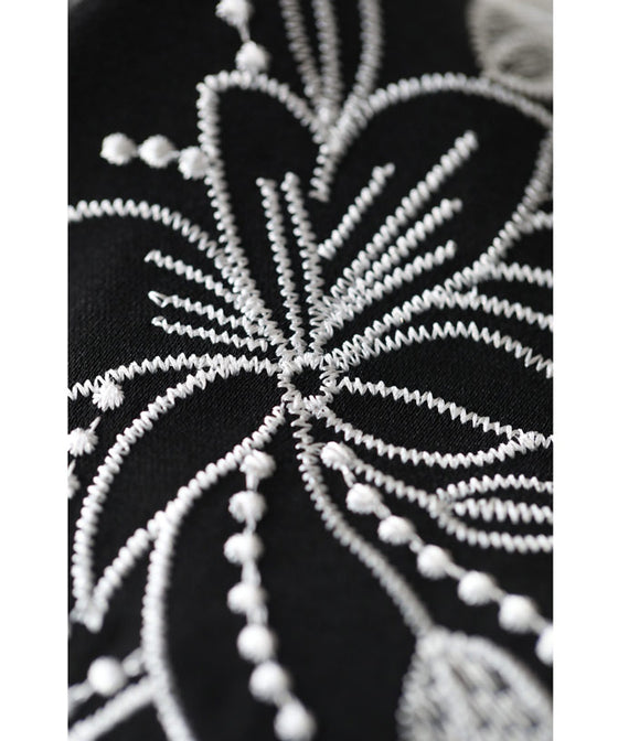 【セール商品返品交換不可】センターに流れるフリルの白花刺繍ブラウストップス