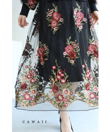  【セール商品返品交換不可】（S~2L対応）（黒）重ね着風デザインの花刺繍ベールミディアムワンピース