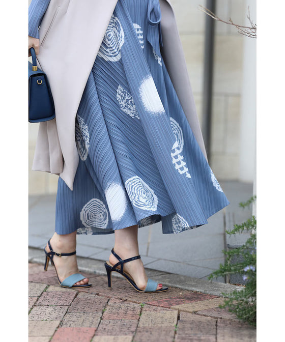 【セール商品返品交換不可】弾むようなアコーディオンプリーツの版画風ドットロングワンピース