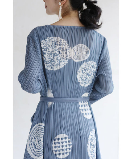 【セール商品返品交換不可】弾むようなアコーディオンプリーツの版画風ドットロングワンピース