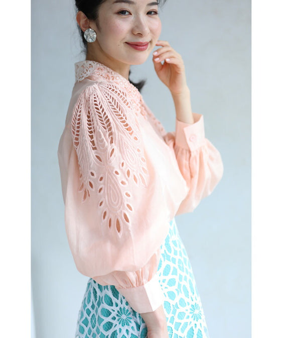 ピンクパールを飾った美レース襟のぽわん袖ブラウストップス – ONE