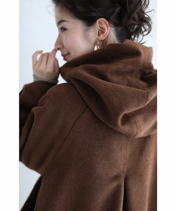 【アウトレット返品交換不可】ルーズな立ち襟ネックのポワン裾ショートコート/アウター（ブラウン）