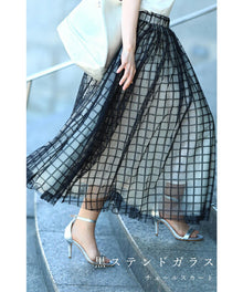  格子チェックのふわり重なるチュールミディアムスカート黒ステンドガラススカート