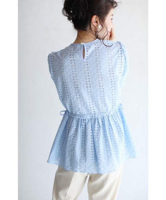【アウトレット返品交換不可】総パンチングレースのペプラムブラウストップス