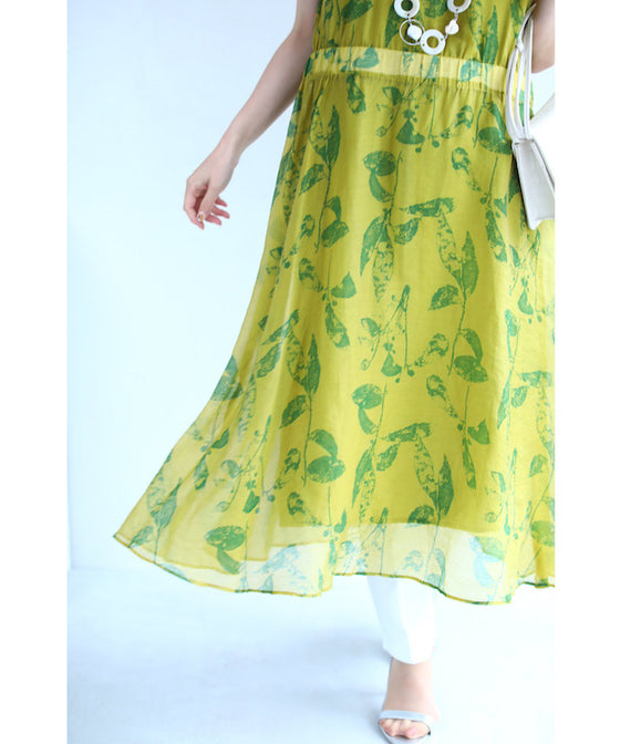 A refreshing yellow-green leaf patterned mid-length dress