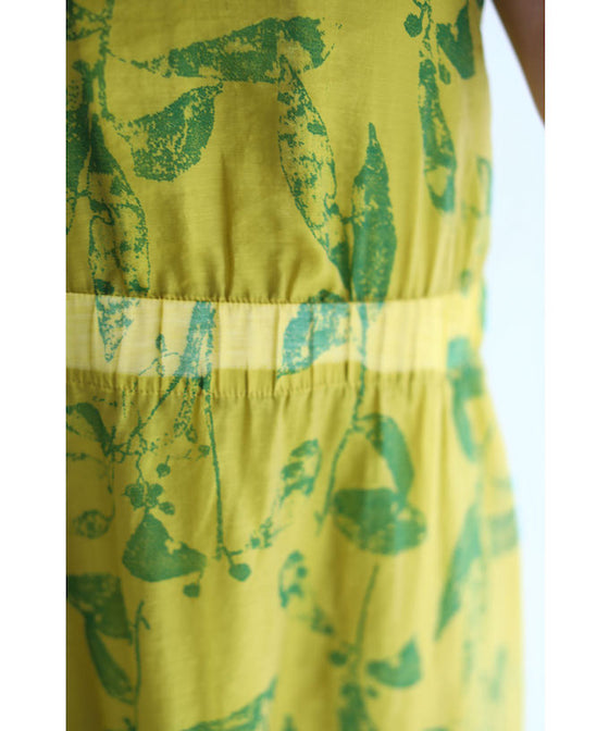A refreshing yellow-green leaf patterned mid-length dress
