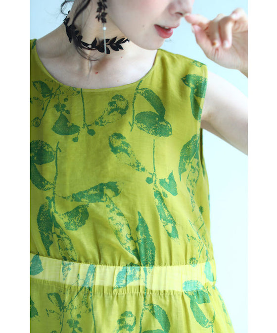 A refreshing yellow-green leaf patterned mid-length dress
