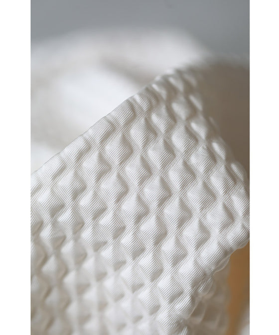 ぽこぽこ浮き立つエンボス加工の立体柄セットアップ