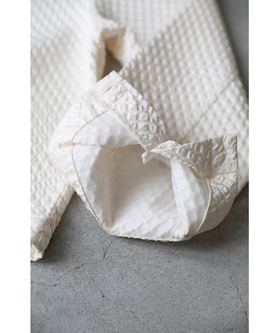 ぽこぽこ浮き立つエンボス加工の立体柄セットアップ