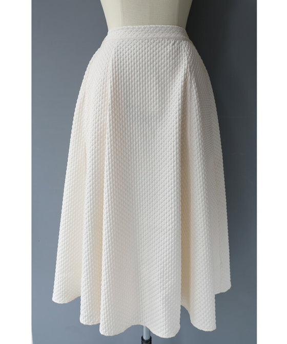 ぽこぽこ浮き立つエンボス加工の立体柄セットアップ