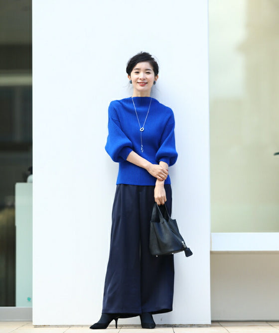 Knit top with puffed sleeves and off-neck puffed sleeves