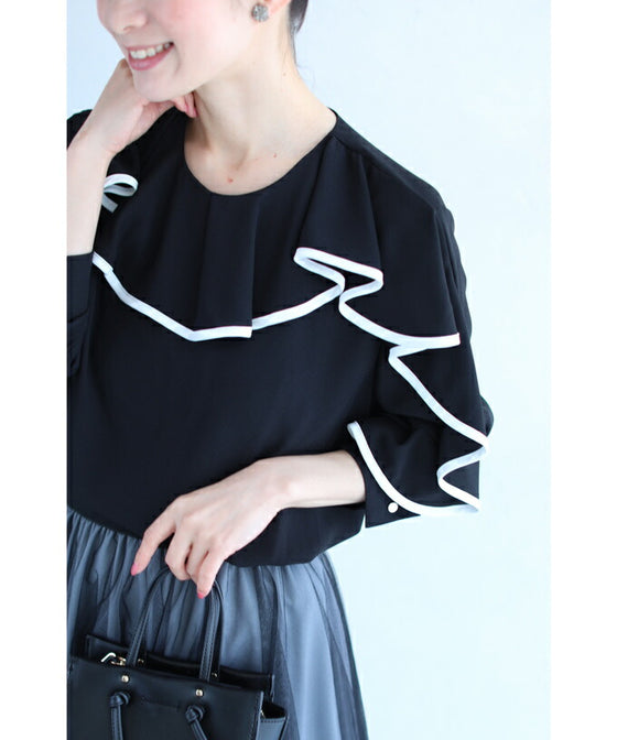 Fluttering piping frill blouse top